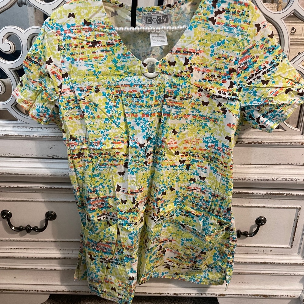 Fitted scrub top
